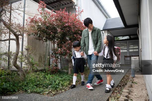 学校から子供を拾う日本の父親 - arrival ストックフォトと画像