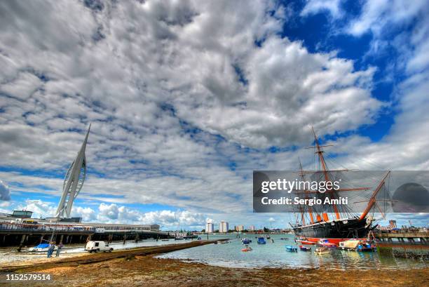 portsmouth spinnaker and beach - portsmouth england fotografías e imágenes de stock