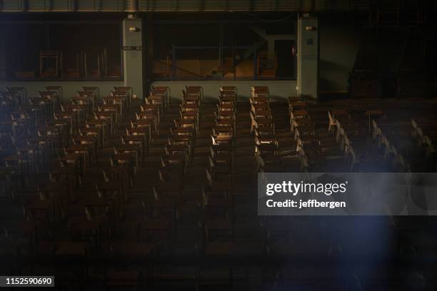 bent u klaar voor uw examens? - tentamenzaal stockfoto's en -beelden