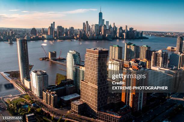 downtown manhattan y one world trade center vistos desde un helicóptero sobre el jersey waterfront - jersey city fotografías e imágenes de stock