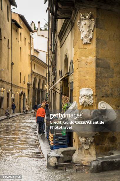 fontana dello sprone - oltrarno and shop stock pictures, royalty-free photos & images