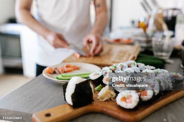 自宅で寿司のために魚を切る日本人男性 - maki sushi ストックフォトと画像