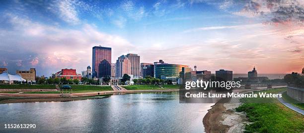 dayton, ohio at dusk - dayton ohio foto e immagini stock