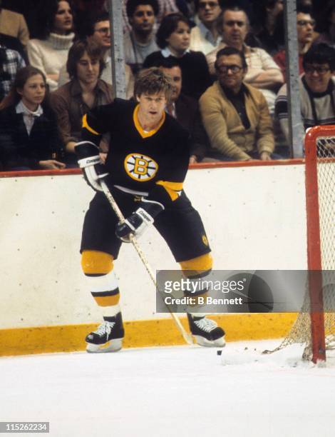 Bobby Orr of the Boston Bruins waits behind the net with the puck during an NHL game circa 1975.