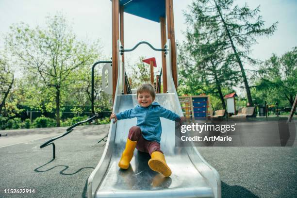 pequeño niño jugando en el parque infantil en verano - monkey bars fotografías e imágenes de stock