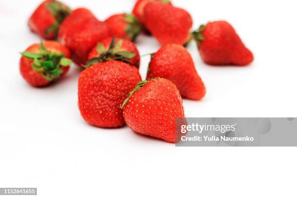 fresh farmer strawberries scattered on white background. - spring collection stockfoto's en -beelden