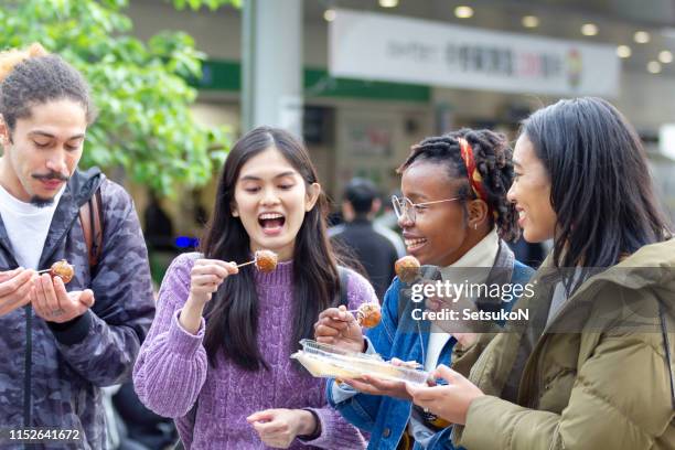 vrienden reizen in japan, het verkennen van tokio - hot filipina women stockfoto's en -beelden