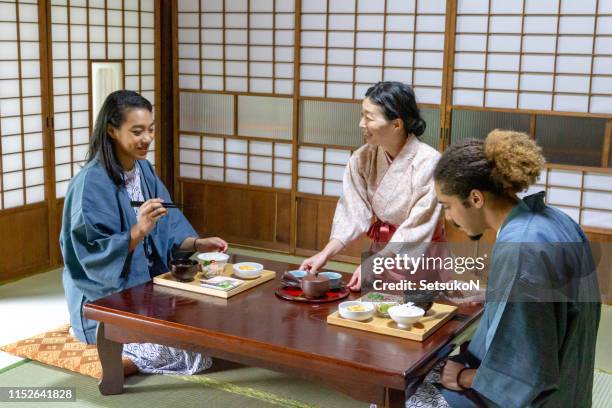 giovane coppia che viaggia in giappone, a colazione - ryokan foto e immagini stock