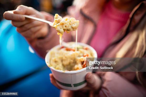 maccheroni e formaggio street food - cibo precotto foto e immagini stock