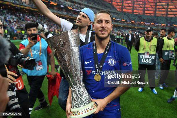 Eden hazard celebrates with the trophy during the UEFA Europa League Final between Chelsea and Arsenal at Baku Olimpiya Stadionu on May 29, 2019 in...