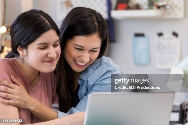 mutter und tochter feiern stipendienpreis - scholarship stock-fotos und bilder