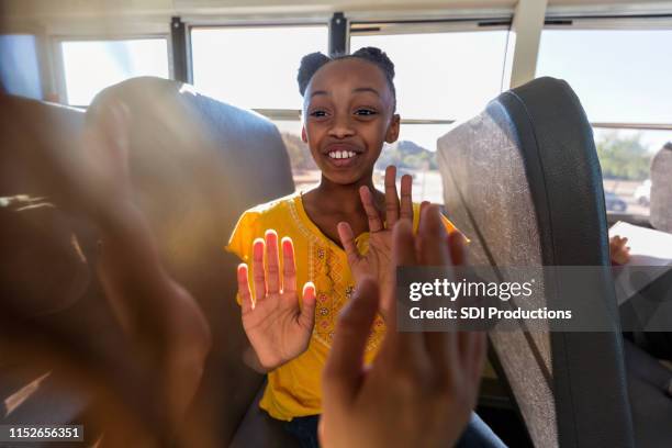 meisjes klappen en chant op een schoolbus rit - chanten stockfoto's en -beelden