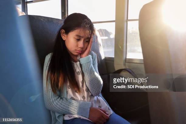 jonge vrouw krijgt auto ziek op school bus - filipino girl stockfoto's en -beelden