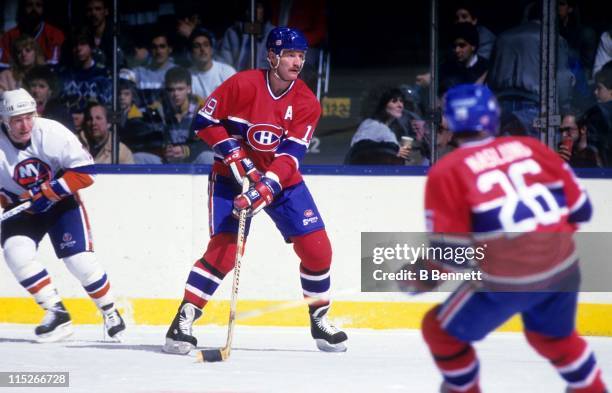 Larry Robinson of the Montreal Canadiens defends during an NHL game against the New York Islanders circa 1987 at the Nassau Coliseum in Uniondale,...