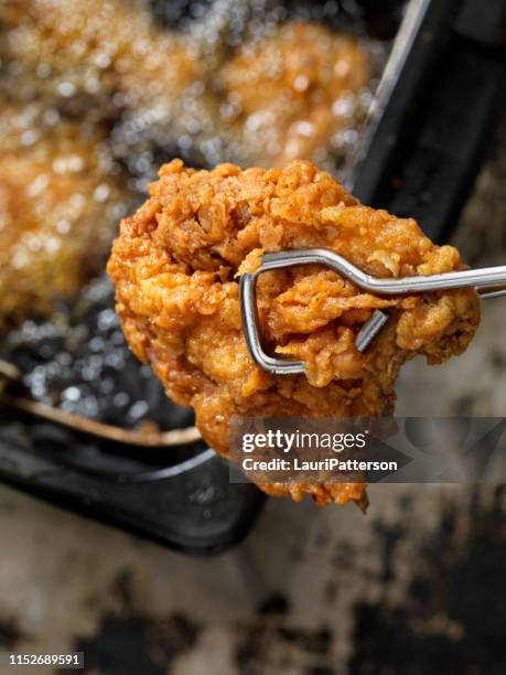 frittiertes hühnchen - fritteuse stock-fotos und bilder