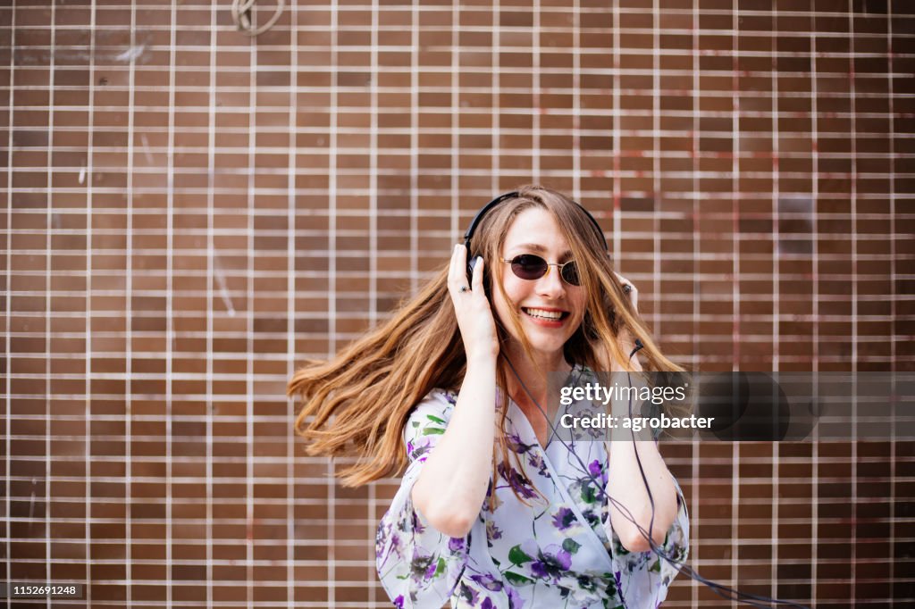 Belle femme écoutant la musique