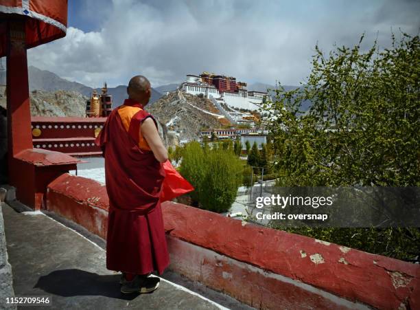 potala palace pilgrims - monk imagens e fotografias de stock