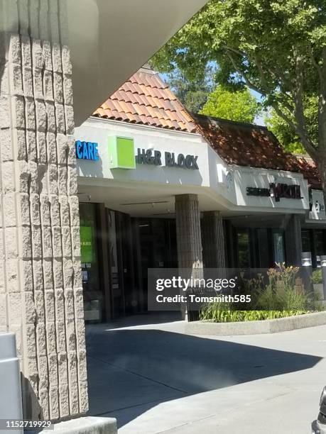 Nd R Block 926 H And R Block Stock Photos, High-Res Pictures, and Images - Getty ...
