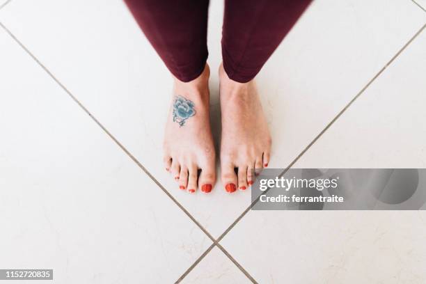 pies desnudos tatuados - womans bare feet fotografías e imágenes de stock