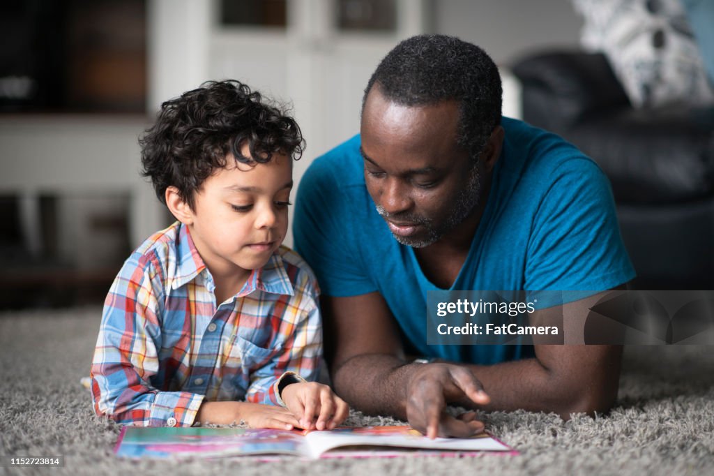 Padre che legge al figlio