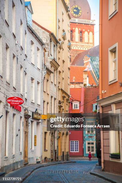 riga cathedral and alley - riga latvia stock pictures, royalty-free photos & images
