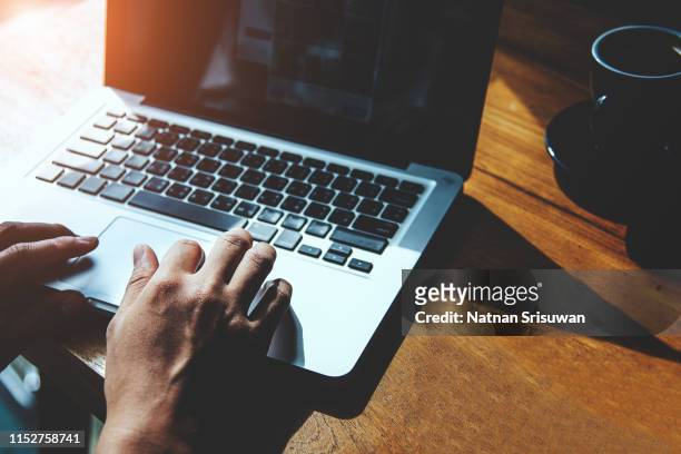 man's hands using laptop. - blogger with laptop stockfoto's en -beelden