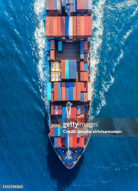 aerial top view container ship runing have wave in green sea, bangkok, thailand. - shipping container top view - fotografias e filmes do acervo