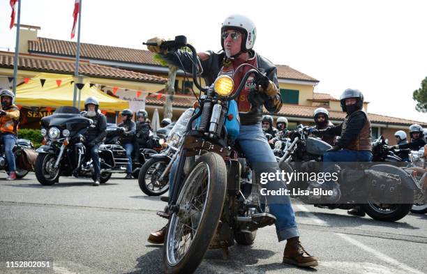 bikers op harley-davidson motoren. - harley davidson stockfoto's en -beelden
