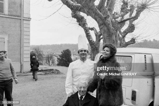 Paul Bocuse, Jean Gabin et Sophia Loren lors du tournage du film 'Verdict' réalisé par André Cayatte à Lyon le 15 février 1974, France.