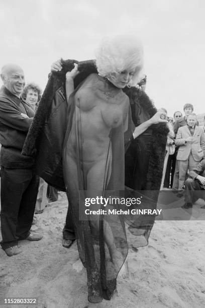 Actrice Anne-Marie Nilson pose dénudé devant les photographes sur une plage lors du Festival de Cannes en mai 1974, France.