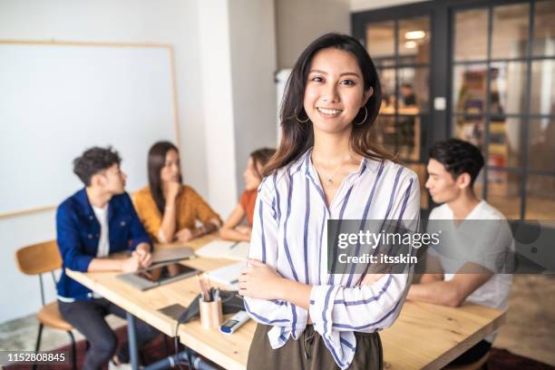 portret van een jonge ondernemer. - business meeting chinese stockfoto's en -beelden