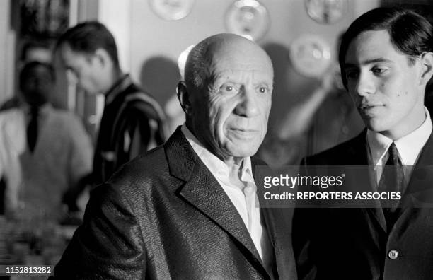 Pablo Picasso en compagnie de son fils Claude lors d'une exposition de ses oeuvres à la galerie Madoura à Cannes en juillet 1963, France.