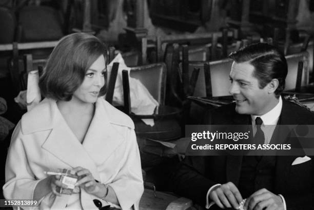 Michèle Mercier et Marcello Mastroianni lors du tournage du film 'Casanova 70' réalisé par Mario Monicelli le 9 novembre 1964 Paris, France.