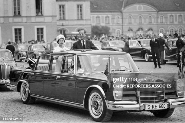 La Reine Elisabeth II d'Angleterre et son mari le Prince Philip en voiture Mercedes officielle lors de leur visite le 22 mai 1965 en RFA.