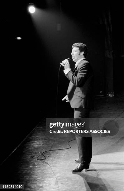 Le chanteur gallois Tom Jones en concert à l'Olympia de Paris le 30 novembre 1966, France.