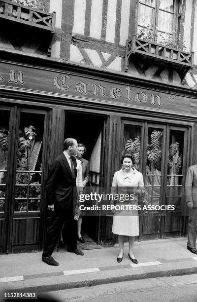 La reine Elisabeth II d'Angleterre sortant du restaurant 'Au Caneton' à Orbec en Normandie en mai 1967, France.