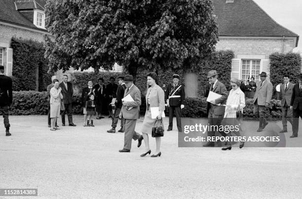 La reine Elisabeth II en visite à Orbec en Normandie en mai 1967, France.