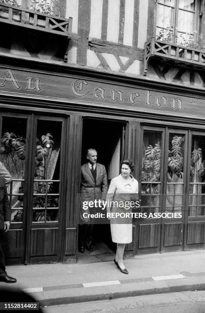 La reine Elisabeth II d'Angleterre sortant du restaurant 'Au Caneton' à Orbec en Normandie en mai 1967, France.