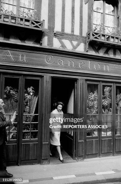 La reine Elisabeth II d'Angleterre sortant du restaurant 'Au Caneton' à Orbec en Normandie en mai 1967, France.