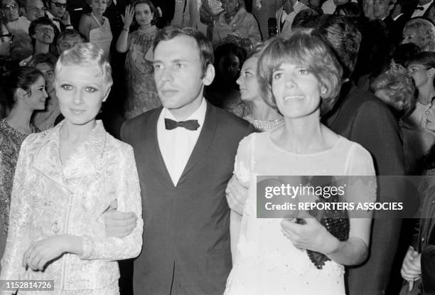 Valérie Lagrange, Nadine et Jean-Louis Trintignant lors d'une soirée pendant le Festival de Cannes le 11 mai 1967, France.