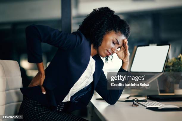 el estrés y las tensiones del trabajo - bad posture fotografías e imágenes de stock