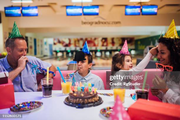 familie feiert geburtstag - bowling party stock-fotos und bilder