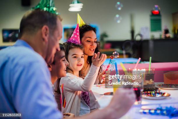 meisje jagen verjaardag zeep bubbels - bowling party stockfoto's en -beelden