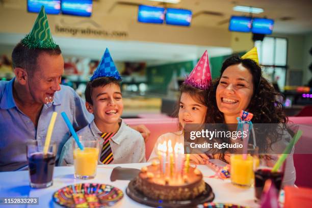 paar feiert geburtstag mit kindern - family bowling stock-fotos und bilder