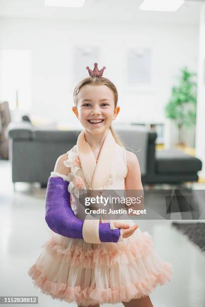 portrait of young girl with broken arm - cabestrillo de brazo fotografías e imágenes de stock