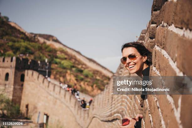 turista feliz en la gran muralla china - pekín express fotografías e imágenes de stock