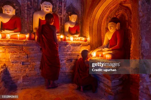 jonge boeddhistische monniken in myanmar - myanmar culture stockfoto's en -beelden