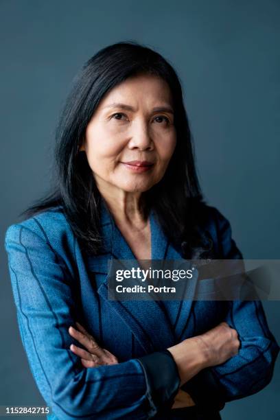 confident female executive with arms crossed - medium length hair stock pictures, royalty-free photos & images