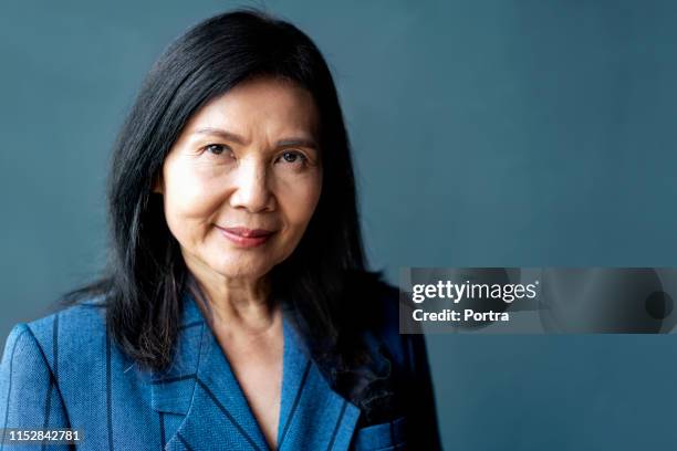 imprenditrice sorridente su sfondo grigio - foto ritratto ufficiale foto e immagini stock