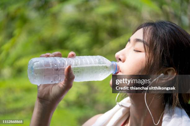 sport woman drinking cooled water - warm up exercise stock-fotos und bilder